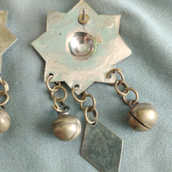 Vintage Gold Metal Earrings - Picture 3 of 3